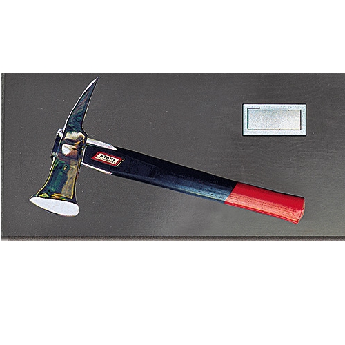 Handzierbeil auf Wandtafel