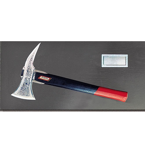 Handzierbeil auf Wandtafel