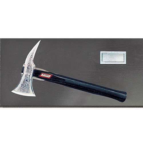 Handzierbeil auf Wandtafel